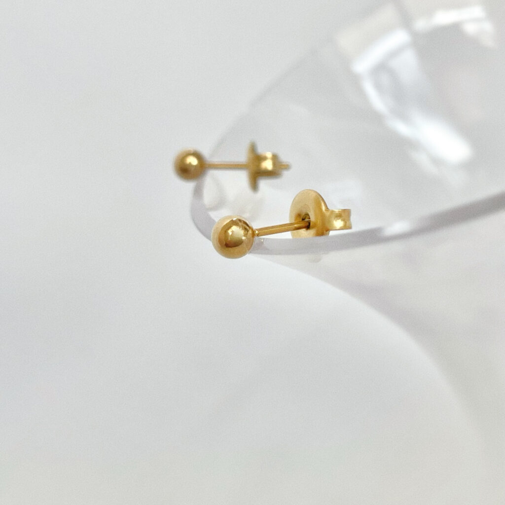 y.aHERMES ゴールド ホワイト スタッドピアス　ミニ ミニスタッドピアス4mm - elreese(エルリース)｜ステンレス